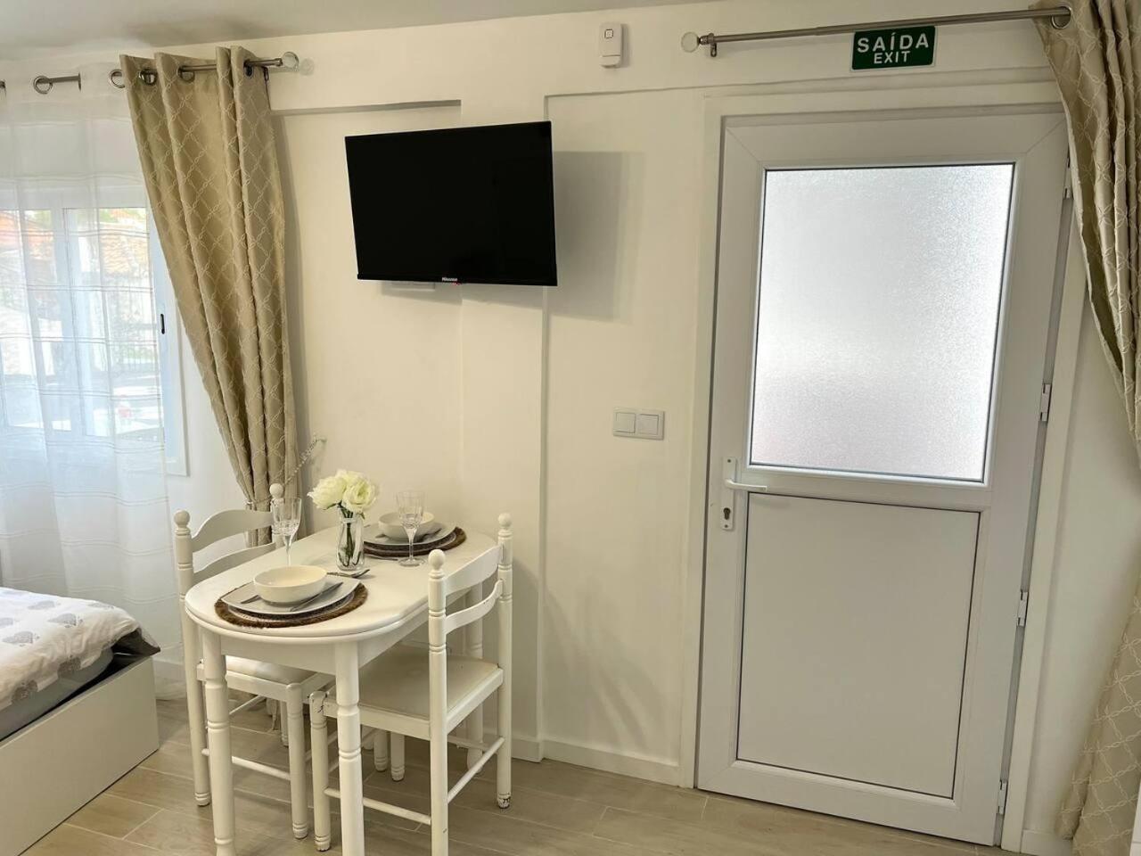 Modern Minimalist Studio With Essential Comfort 丰沙尔 外观 照片
